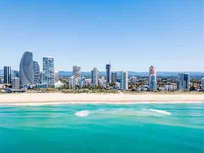 Vistas desde el mar del skyline de Sunshine Coast en Australia