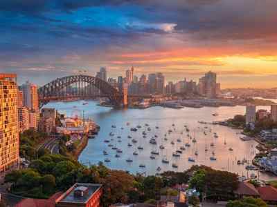 Vistas de Sydney con en mar y un puente de hierro