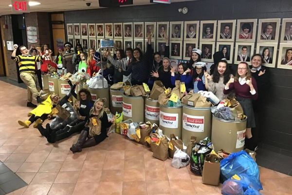 Alumnos de un instituto de Canadá recogiendo alimentos para los más necesitados
