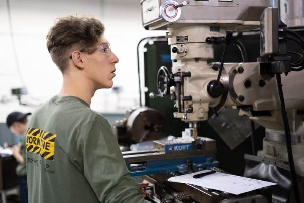 Alumno trabajando con una máquina
