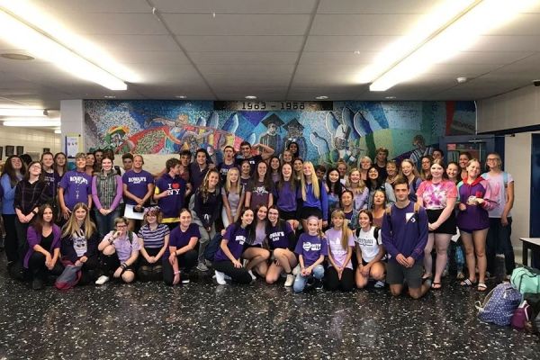 Compañeros de clase en grupo en un instituto de Canadá