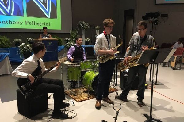 Banda de alumnos tocando en la graduación de final de curso en un instituto de Canadá