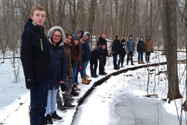 Grupo de jóvenes del grupo de protección medioambiental de un instituto de Canadá