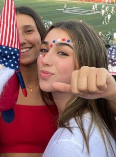 Alumna OTR participante del programa en Estados Unidos con visado F1 acudiendo a un partido de fútbol americano para apoyar a su equipo escolar