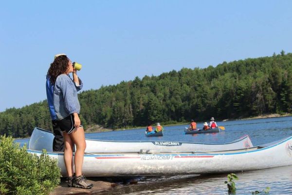 Jóvenes en canoas en un lago de Canadá