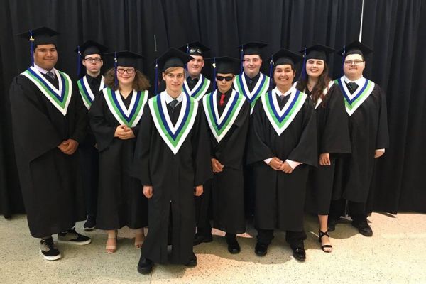 Jóvenes graduándose en un instituto de Canadá