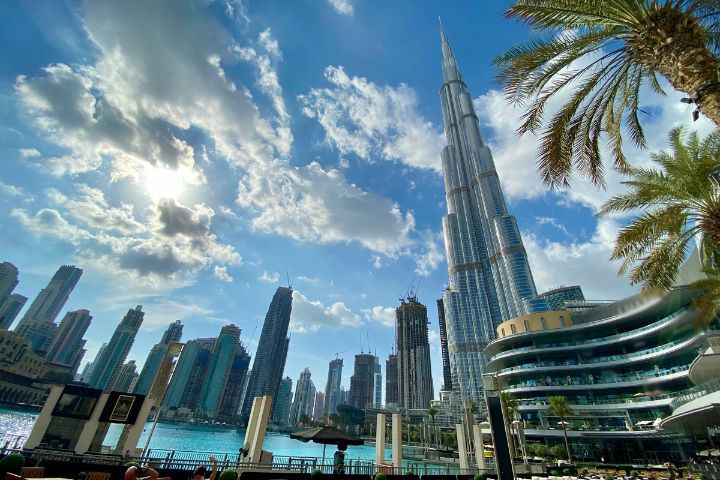 Dubai con rascacielos y palmeras