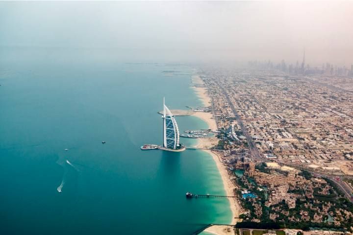 Dubai con la costa y el mar