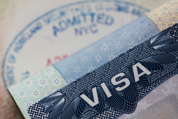 Fotografía de un pasaporte donde pone la palabra visado en inglés y donde aparece el sello de admisión en la ciudad de Nueva York