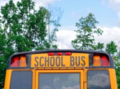 Primer plano de autobús escolar amarillo de Estados Unidos