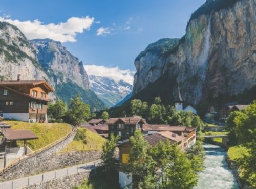 Pueblo en un valle rodeado de montañas en Suiza