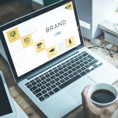 Ordenador abierto con una presentación que indica "Brand"