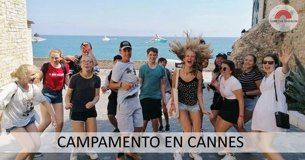 Jóvenes en grupo participantes del campamento de verano en Cannes saltando para una foto