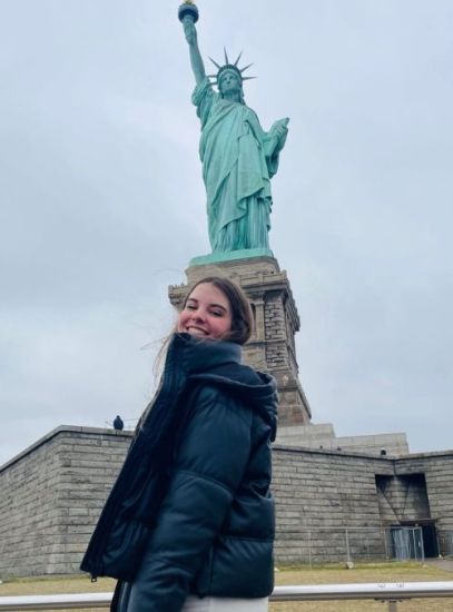 Una de nuestra alumnas del programa j1 en Estados Unidos visitando la Estatua de la Libertad en Nueva York