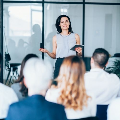 Profesora dando clase en uno de los programas especializados en Canadá que dan derecho a trabajar en el país