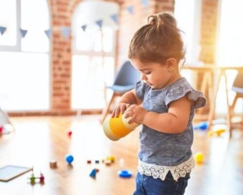 Niña jugando