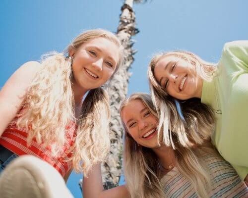 Tres adolescentes chicas rubias sonriendo