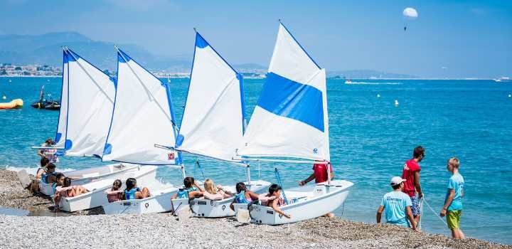 Adolescentes del campamento de francés en Antibes atendiendo una clase de vela