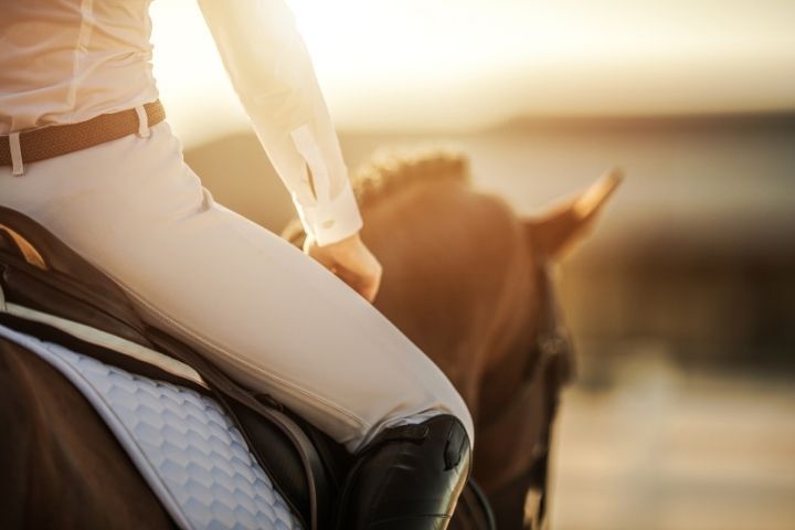 Chica montando a caballo