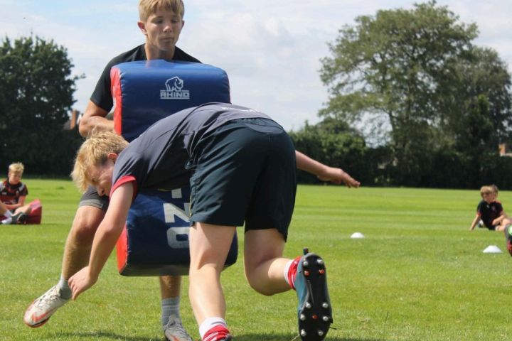 Jóvenes entrenando en el campamento de rugby de Ipswich, Inglaterra
