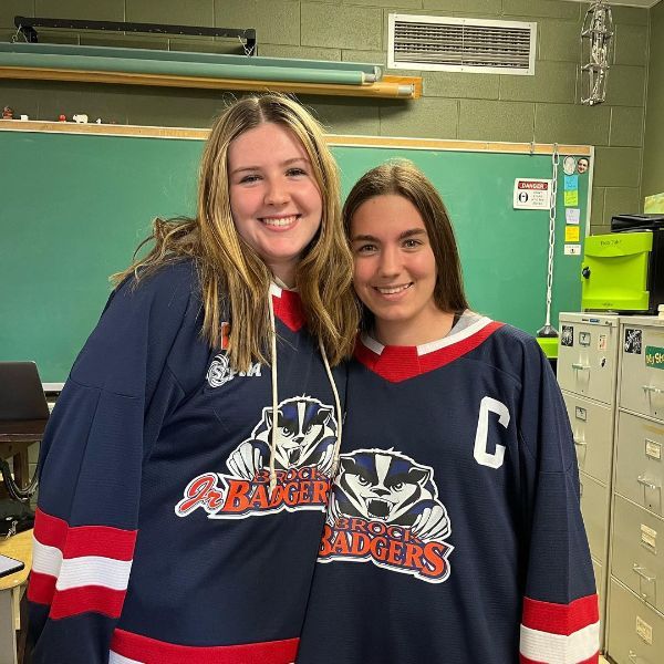 Dos estudiantes chicas de curso escolar en canadá con las camisetas de Brook Badgers